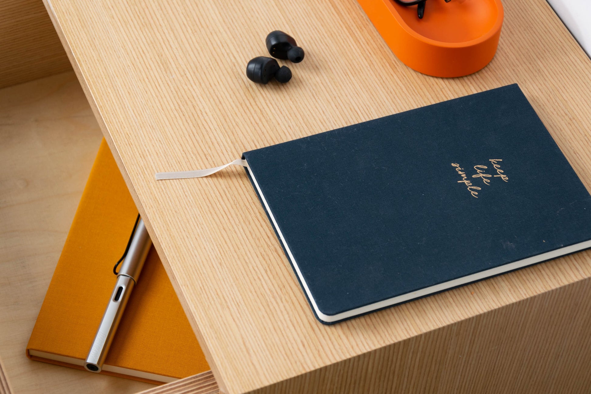 Scandinavian Oak Floating Bedside Table with One Drawer, Wall Mounted Nighstand with Wooden Handle